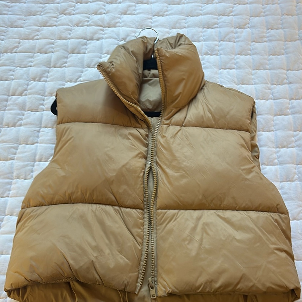 Cropped puffer vest